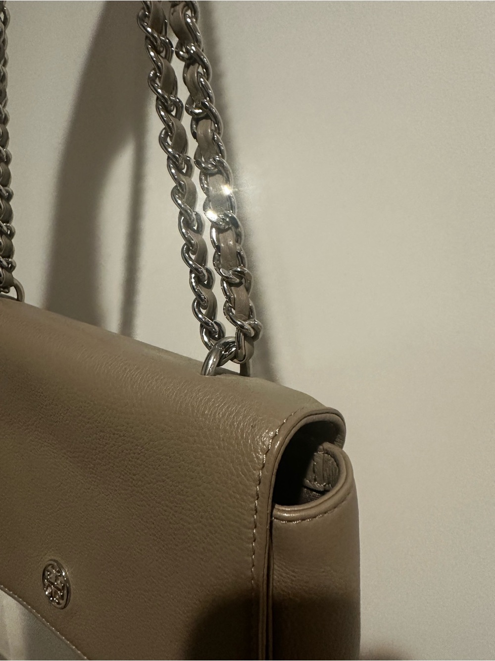 Tory Burch Pebbled Leather Crossbody in Taupe with Silver Chain - Picture 5 of 8
